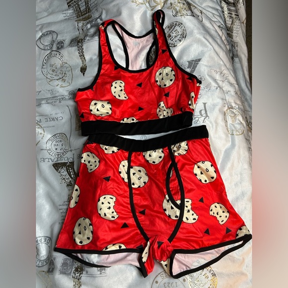Medium cookie print sport bra with matching shorts in red - Picture 4 of 4